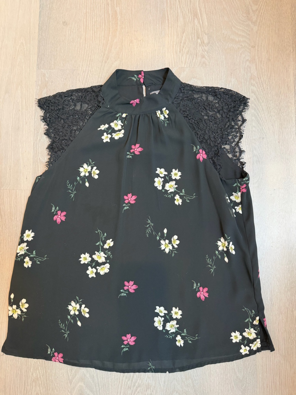 Vince Camuto Black Floral Lace-Trim Top,EUC, SZ M